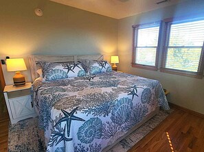 4 bedrooms, desk, internet, bed sheets