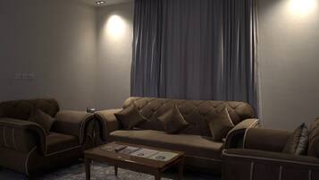 Leilighet – basic | Oppholdsområde | En 42-tommers plasma-TV med Parabol-TV