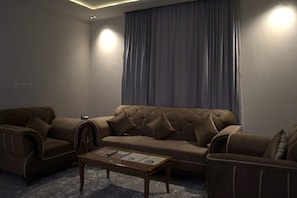 Appartement | Coin séjour | Télévision à écran plasma de 42 pouces avec chaînes par satellite