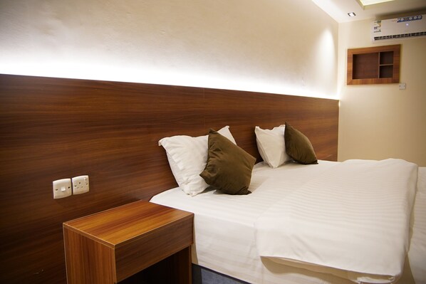 Apartamento básico | Roupas de cama premium, camas com colchões pillow-top