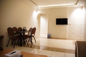 Apartamento básico | Área de estar | TV de plasma 42 polegadas com canais via satélite