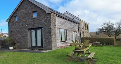 2 Bed Cottage - Sleeps 4- Parking - Wifi