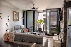 Smart TV, books, printers - Stylish Apartment | Vibrant St Kilda Road (Melbourne)