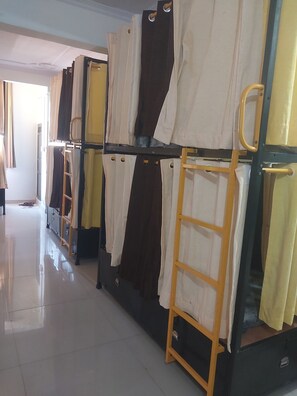 Dormitorio compartido económico, balcón, vistas al jardín | Caja fuerte y wifi gratis