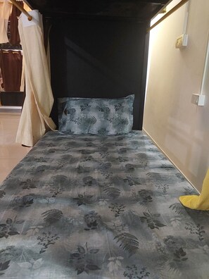 Dormitorio compartido económico, balcón, vistas al jardín | Caja fuerte y wifi gratis