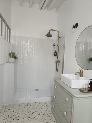 Een douche, een haardroger, handdoeken, zeep