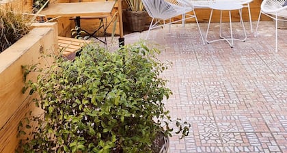 Spacious 5-bedroom house with AC and WiFi in enchanting Fronsac