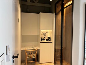 Quarto casal luxo, varanda, vista para o jardim | Escrivaninha, espaço de trabalho para notebook, Wi-Fi de cortesia