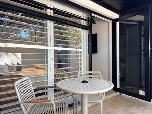Quarto casal luxo, varanda, vista para o jardim | Terraço/pátio