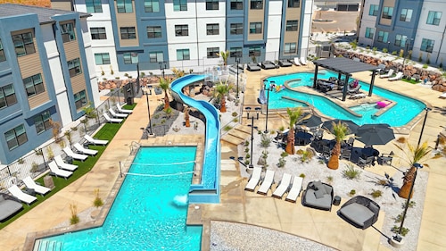 Sand Cove Retreat: Private Hot Tub, Resort Pools, Lazy River