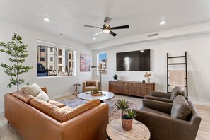 TV, video games - Sand Cove Retreat: Private Hot Tub, Resort Pools, Lazy River (Hurricane)