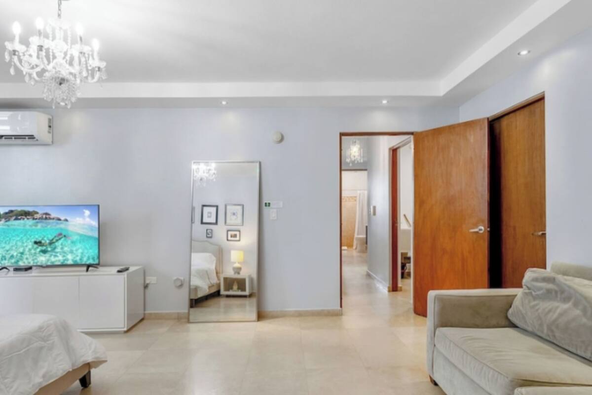 Condo, 3 Bedrooms, Beachfront | 高級寢具、熨斗/熨衣板、免費無線上網、獨特裝潢