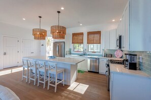 Kühlschrank, Mikrowelle, Herdplatte, Geschirrspüler