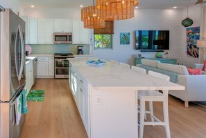 Réfrigérateur, four à micro-ondes, un four, surface de cuisson