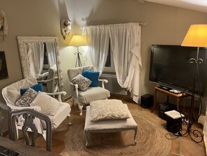 Living area - Large family farmhouse in the countryside, with swimming pool, close to summer festivals (Caderousse)