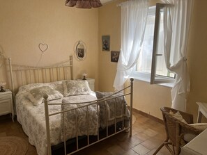 5 chambres, fer et planche à repasser, Wi-Fi, draps fournis