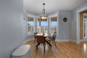 Dining - Wild Haven Retreat- Spacious Home Close to Nature (Oregon City)