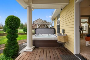 Terrace/patio - Wild Haven Retreat- Spacious Home Close to Nature (Oregon City)