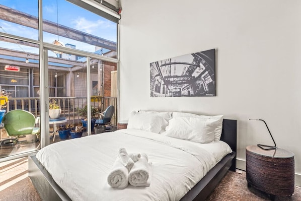 2 bedrooms, desk, iron/ironing board, WiFi