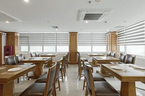 Daily buffet breakfast (VND 100000 per person)