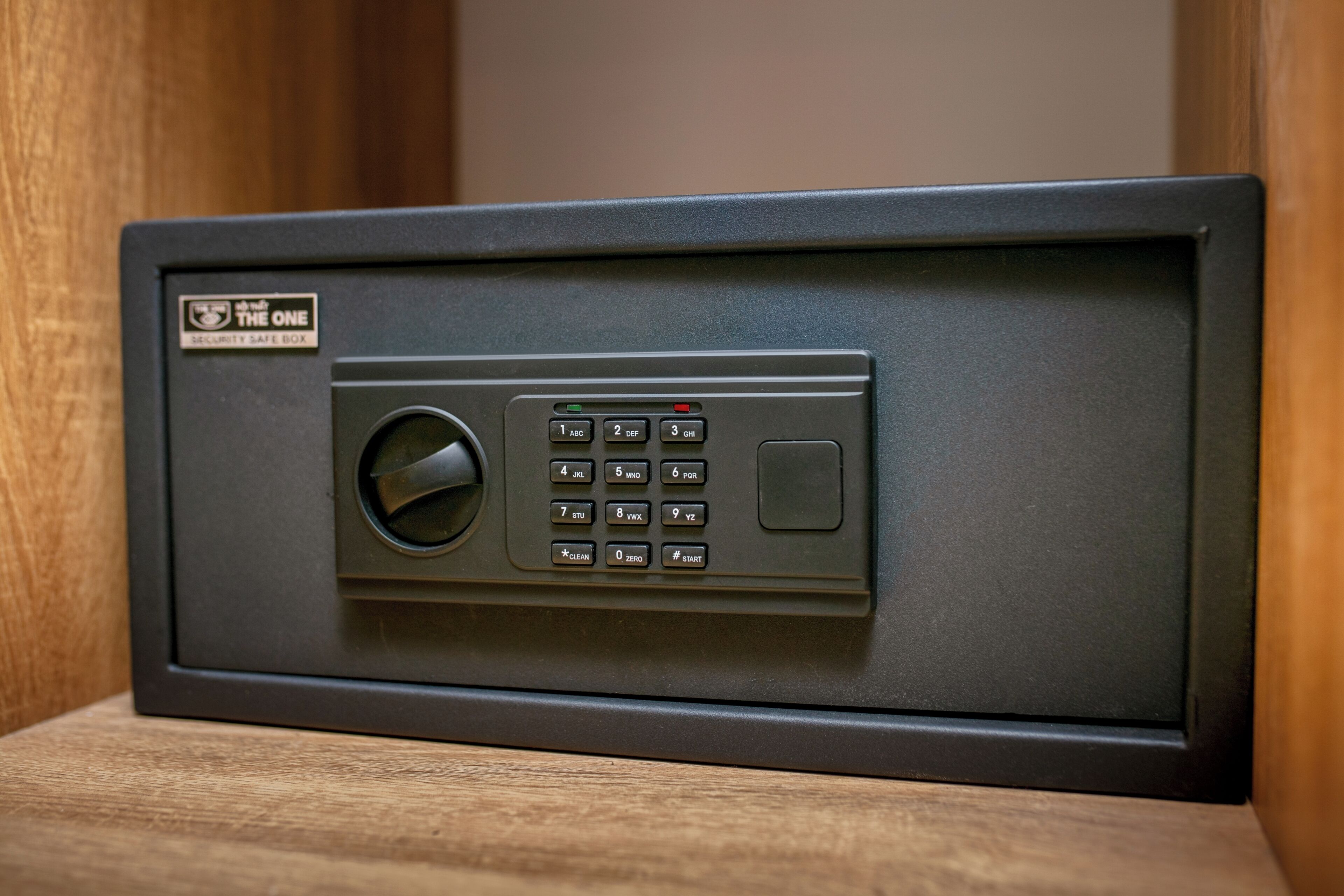 Una caja fuerte de seguridad con teclado y cerradura de combinación.