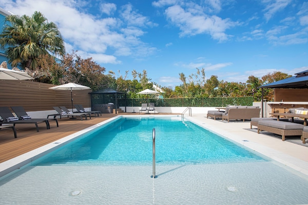 Een buitenzwembad en een verwarmd zwembad