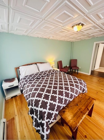 1 bedroom, WiFi, bed sheets. Studio Apartment near downtown Walkable!