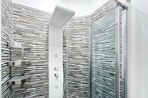 Shower, hair dryer, bidet, towels
