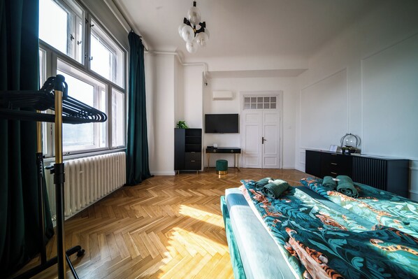 1 habitación, tabla de planchar con plancha, wifi y ropa de cama