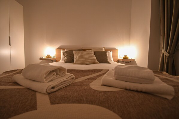 2 bedrooms, iron/ironing board, WiFi, bed sheets