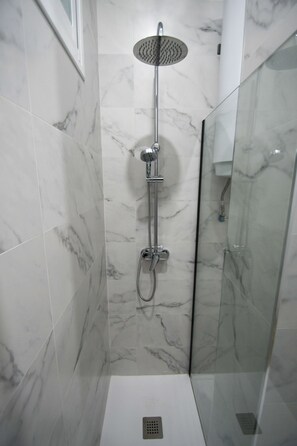 Shower, hair dryer, towels, soap - Modern Oasis in Vallecas Seasonal (Madrid)