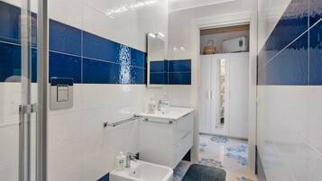 Doccia, asciugacapelli, bidet, asciugamani