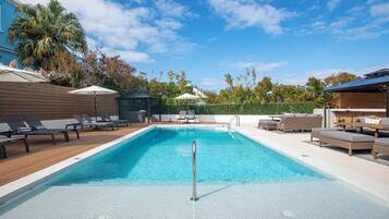 Una piscina al aire libre, una piscina climatizada