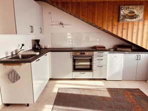 Een koelkast, een microgolfoven, een oven, een kookplaat