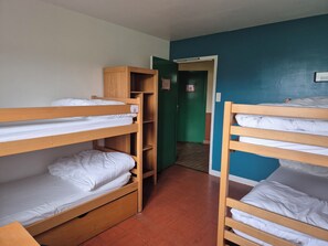 11 bedrooms, WiFi, bed sheets - Group gîte with reception room in a green setting in the center of town. (Évreux)