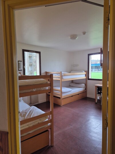Group gîte with reception room in a green setting in the center of town.