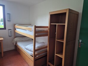 11 bedrooms, WiFi, bed sheets - Group gîte with reception room in a green setting in the center of town. (Évreux)