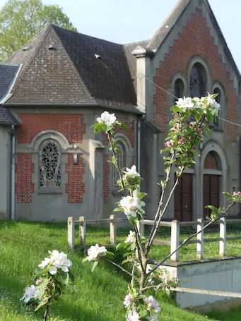 Property grounds. Group gîte with reception room in a green setting in the center of town.