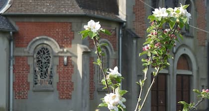 Group gîte with reception room in a green setting in the center of town.