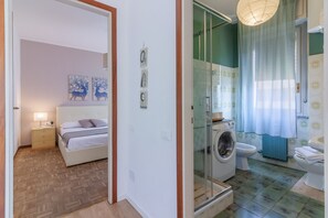 Een douche, een haardroger, handdoeken