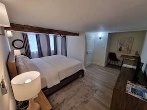 1 dormitori, caixa forta a l'habitació i planxa i posts de planxar