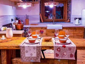 Appartement Familial, 3 chambres, vue montagne | Cuisine privée | Réfrigérateur, four, plaque de cuisson, lave-vaisselle