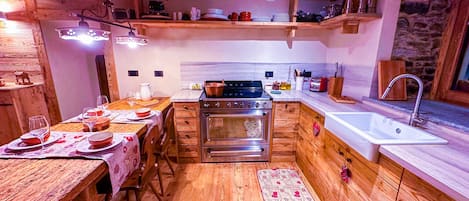 Family Apartment, 3 Bedrooms, Mountain View | Dapur peribadi | Peti sejuk, ketuhar, dapur, mesin basuh pinggan mangkuk