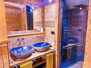 Family Apartment, 3 Bedrooms, Mountain View | Bathroom