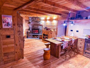 Standaard huis, uitzicht op bergen | Woonruimte | Een 32-inch ledtelevisie met digitale zenders