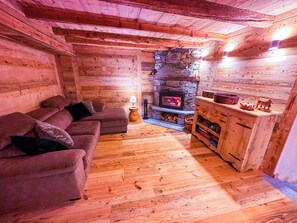 Familieleilighet, 3 soverom, fjellutsikt | Oppholdsområde | Peis, bordtennis og bøker