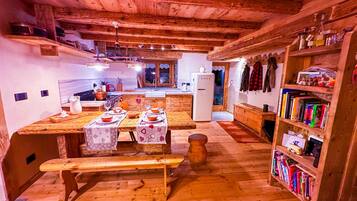 Family Apartment, 3 Bedrooms, Mountain View | Private kitchen | Fridge, oven, stovetop, dishwasher