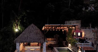 Casa Cavernicola: Entire home in marvelous Puerto Vallarta with AC, WiFi