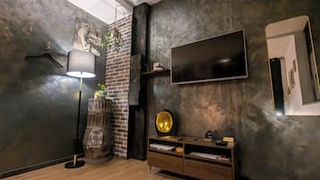 Estudio | Área de sala de estar | Televisión LED de 40 pulgadas con canales por cable