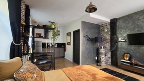 Studio | Luxe beddengoed, verduisterende gordijnen, een strijkplank/strijkijzer